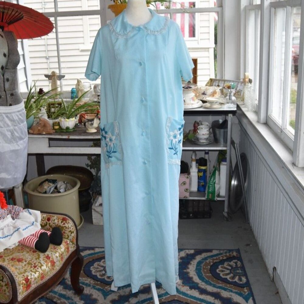 Vintage 1960s Blue White Dots Floral Embroidered Housecoat Robe Size XL 44 Bust